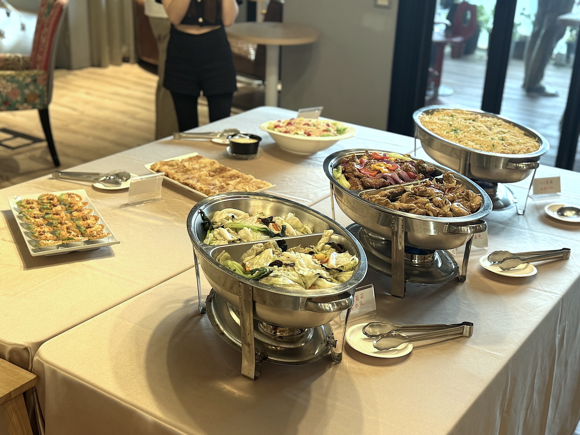 毛孩一起認真聽年會